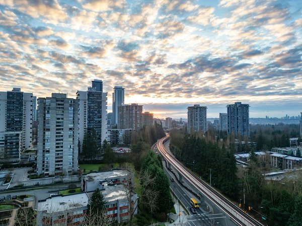 Mastering the Art of Pairing Cable Knit Sweaters with Dress Pants: Top Styling Tips